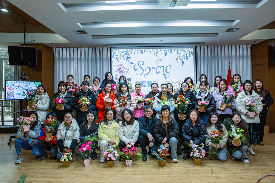 巾帼心向党·花香绽芳华|乐鱼体育官方网站开展庆“三八”妇女节暨主题党日活动